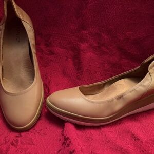 Vionic Jacey Women's Tan Slip on Wedge in a Size 9